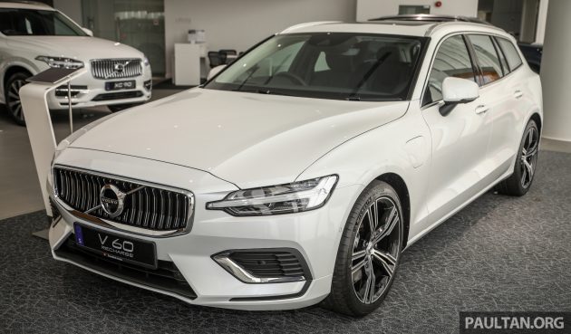 新车实拍: 2022 Volvo V60 Recharge T8 Inscription, Wagon版的S60, 仅有T8 PHEV油电版本, 本地售价28.6万