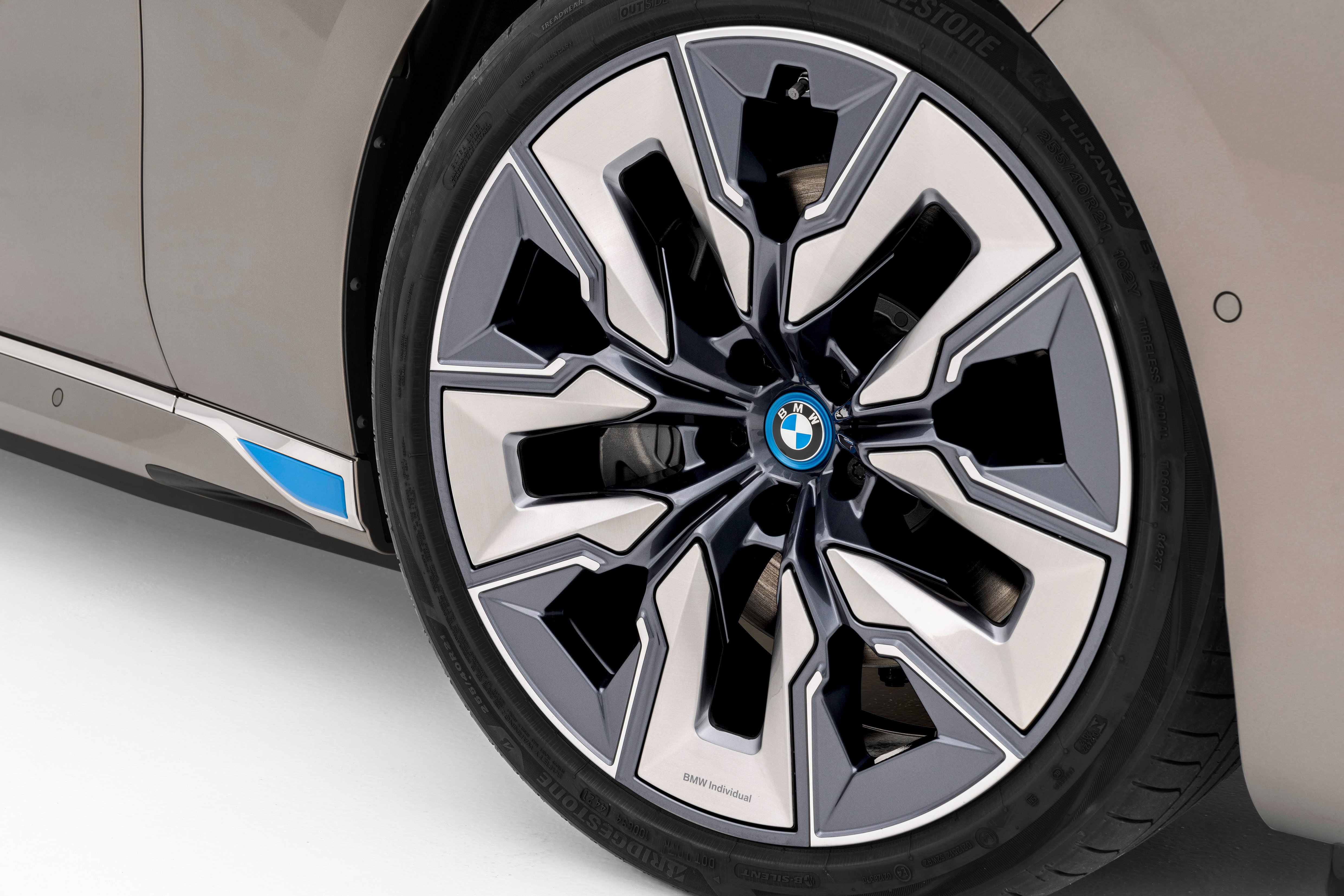 BMW 集团从2024年起采用100%绿色能源生产的铸铝轮圈