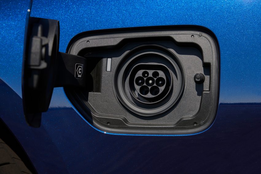 2023 BMW 3系列小改款官图发布！搭载 iDrive 8 车载系统 181125
