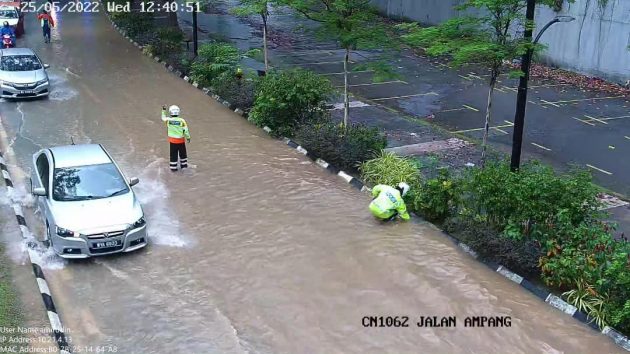 隆警方FB即时更新: 数小时雨势导致市中心部份地区淹水