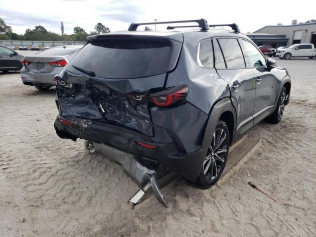 缺车致价格暴涨, 美 Mazda CX-50 事故车拍卖价比新车高!