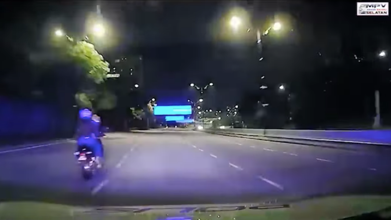 警匪追逐战视频广传，摩托车匪逆道狂飙甩不掉巡警车追捕