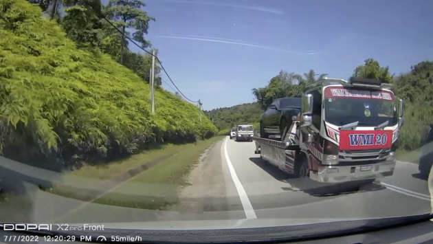 影片视频: 为大人物的豪车开路? 警车违法双线超车被拍