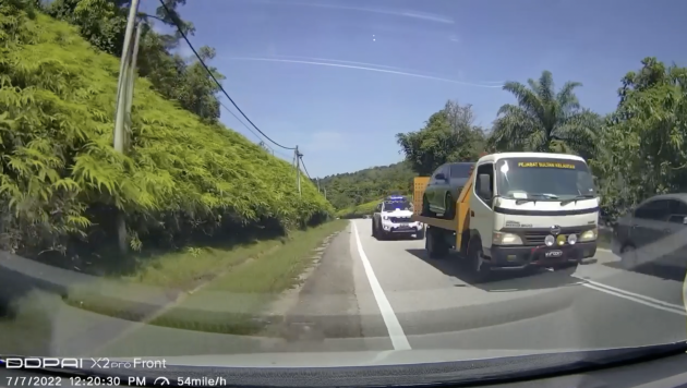 影片视频: 为大人物的豪车开路? 警车违法双线超车被拍