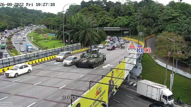 为国庆阅兵彩排, 陆军主战坦克隆市中心内抛锚引发堵塞