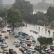 大雨来袭！新山市区多处发生闪电水灾，多辆汽车再遭殃