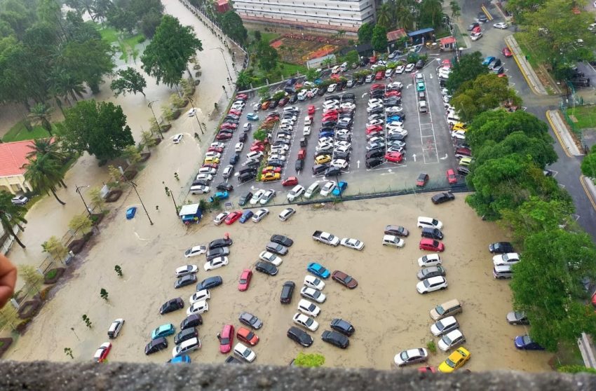 大雨来袭！新山市区多处发生闪电水灾，多辆汽车再遭殃 189894