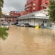 大雨来袭！新山市区多处发生闪电水灾，多辆汽车再遭殃