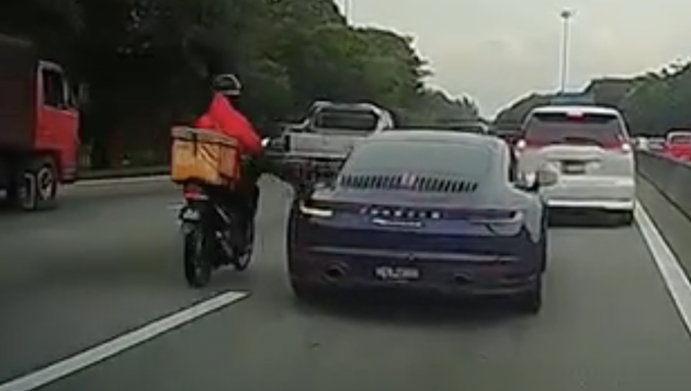 行车视频: 外送员不满阻挡车道, 踹坏 Porsche 911 后视镜