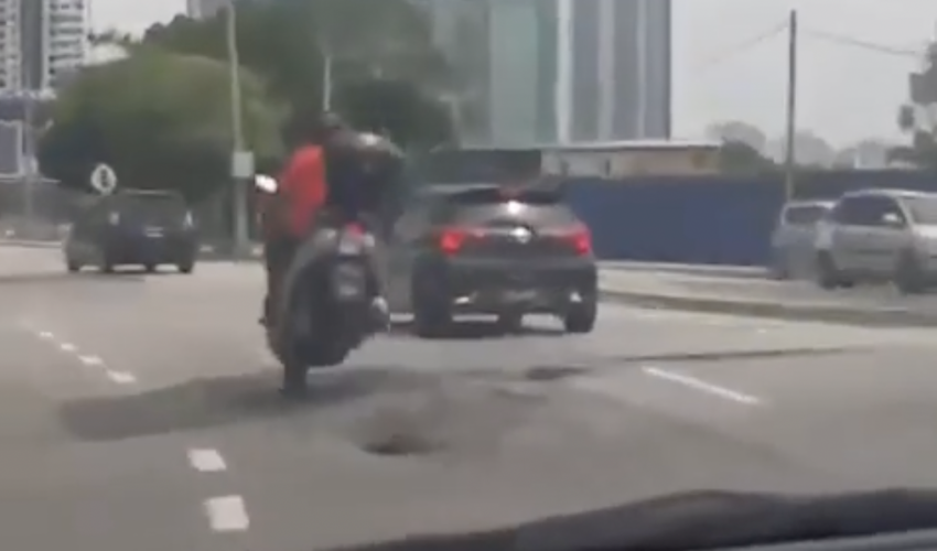影片视频: 道路中央现坑洞, 摩多骑士闪避不及失控翻覆 193687