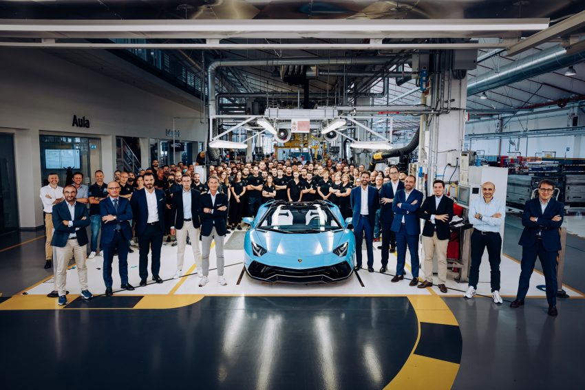 V12 时代终结！最后一台 Lamborghini Aventador 下线 196141