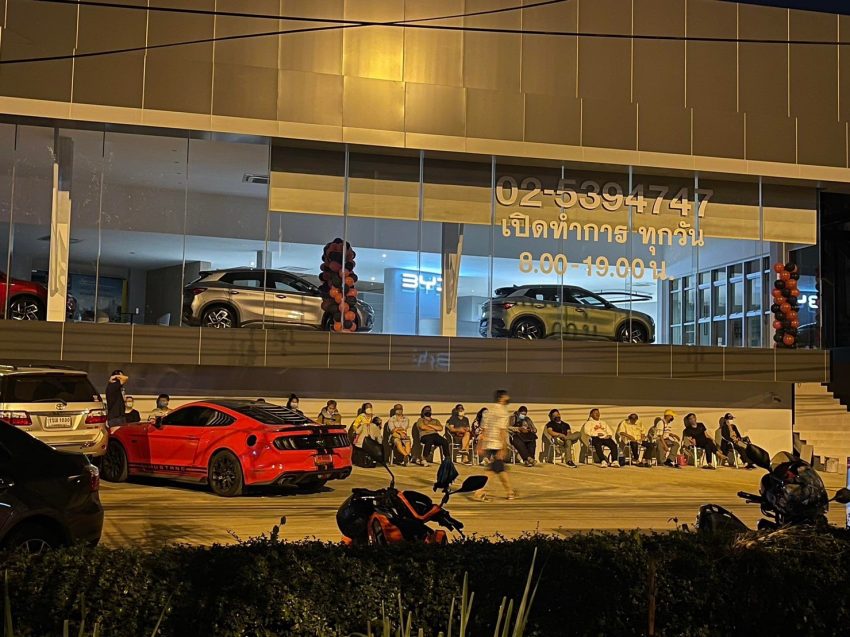 为了买车而漏夜排队! 泰国比亚迪 Atto 3 开卖前夕现人潮 200089