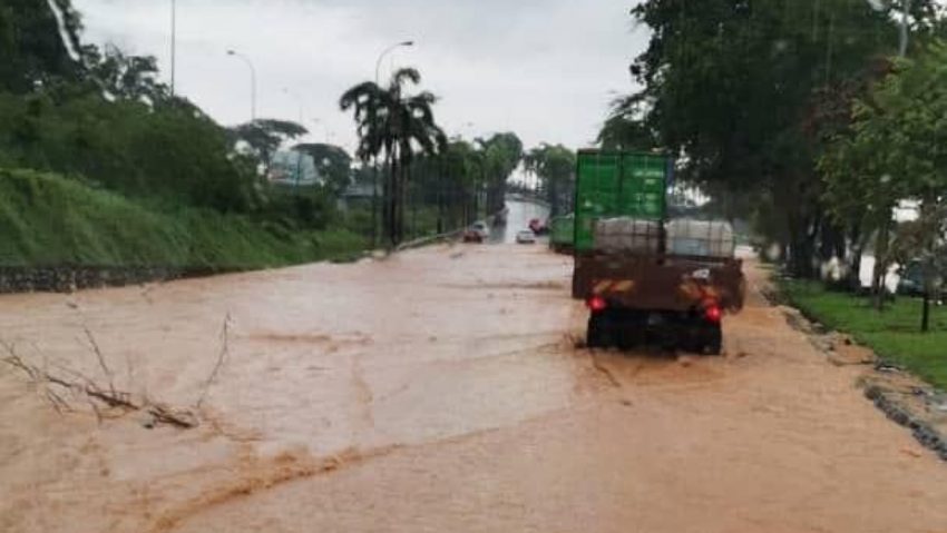 午后豪雨！柔佛州多区传水灾警报，数个主要路段开始积水 203137