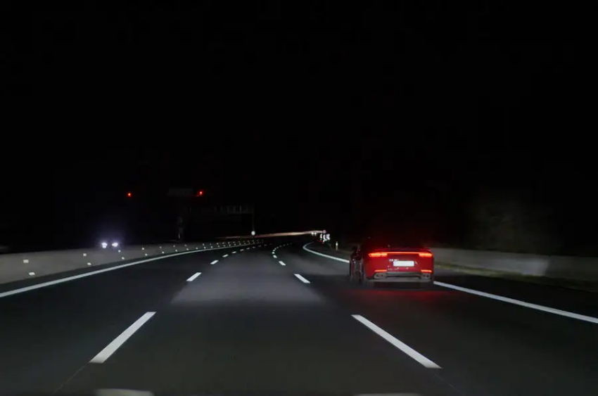 采用高清分辨率技术！Porsche 发表 HD matrix LED 头灯 204159