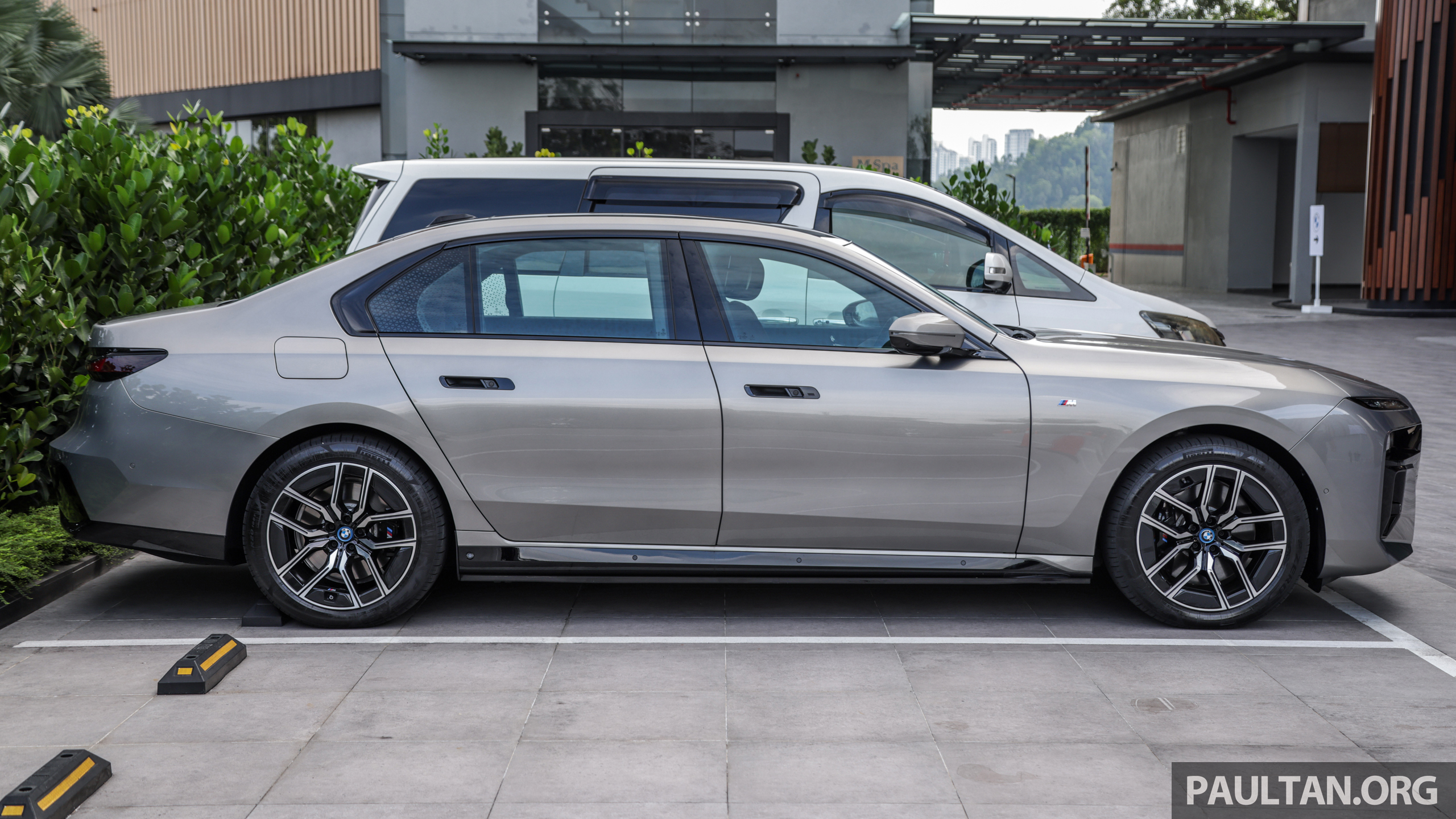 已挂注册车牌上路，BMW i7 旗舰电动车再次于吉隆坡现身