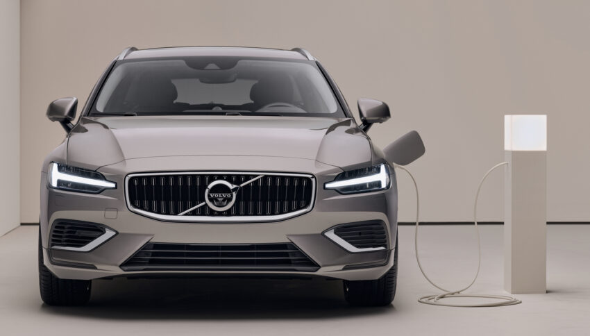 即日起至3月31日, 购买指定的全新 Volvo 车款可获享免费 VSA5+ 原厂保养配套, 与价值RM7,000的家用充电盒礼券 211990