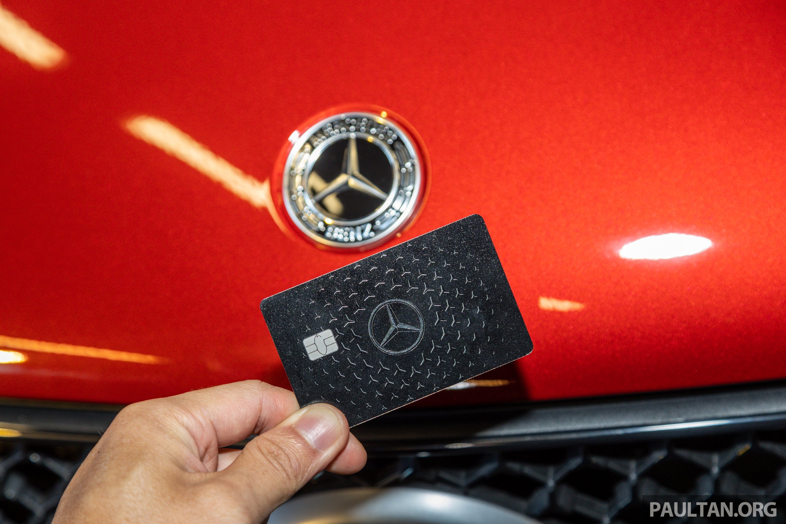 与 Maybank 合作，Mercedes-Benz Card 信用卡发布！原厂配件、添油、酒店餐饮消费享优惠，免费使用机场贵宾室