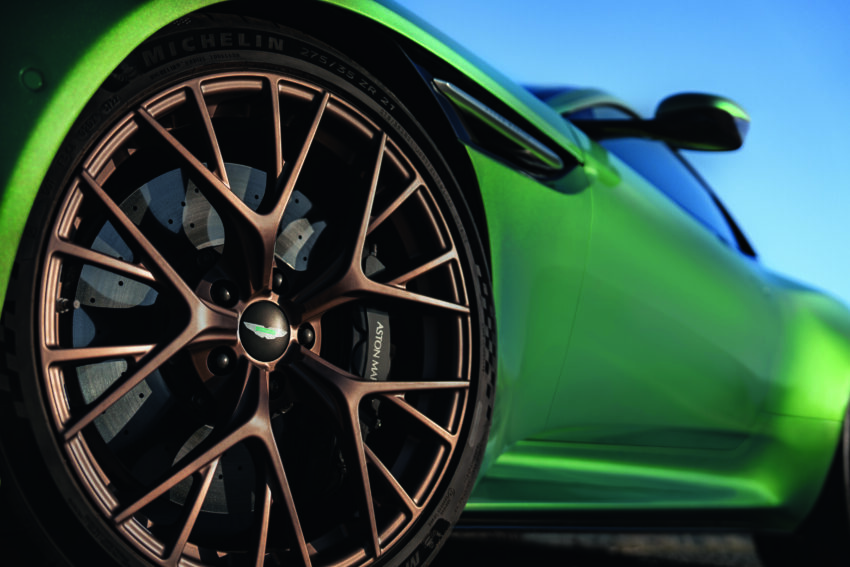 DB11 的继任者，全新 Aston Martin DB12 登场！搭载 4.0升V8双涡轮增压引擎，可榨出 680 PS/800 Nm 输出功率 220866