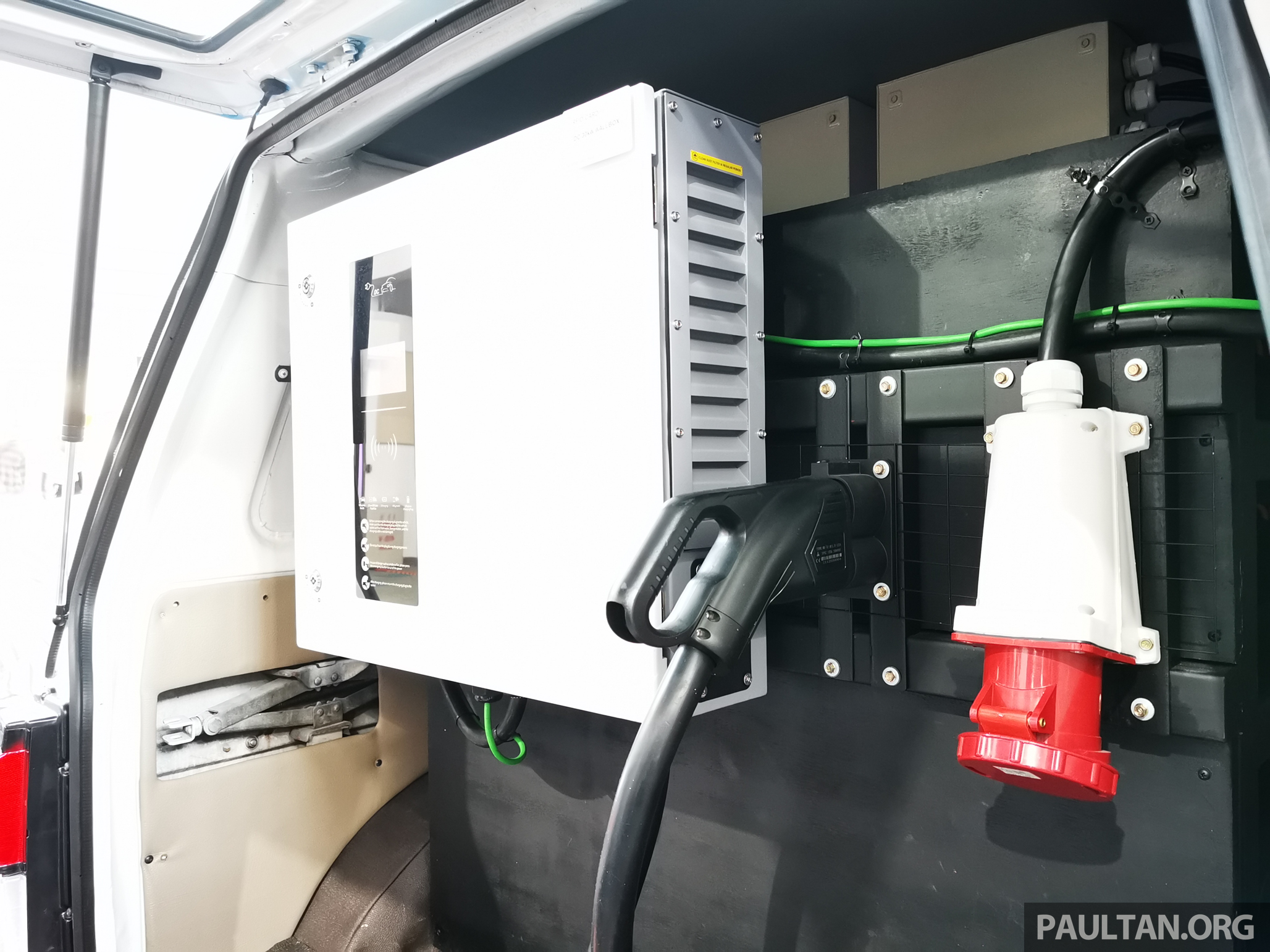 BMW Malaysia 与 EV Connection 携手合作，回收已耗尽的电动车电池，再循环利用推出本地首创的流动充电车