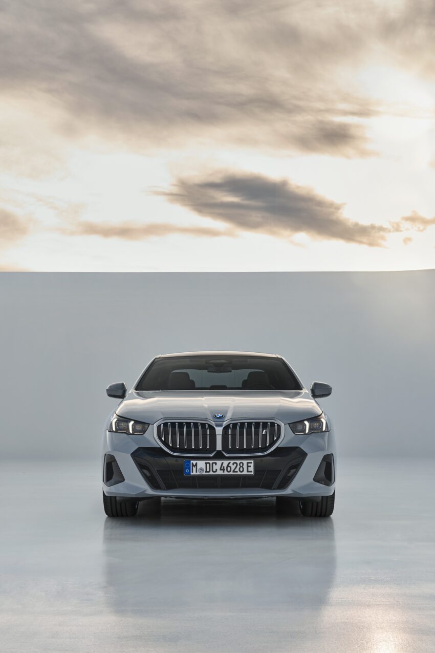 2024 G60/G60E BMW 5 系列大改款全球首发, 包含 i5 纯电动版本, 全新外观与内装设计, 车身尺码更大, iDrive 8.5系统 220701