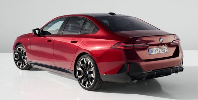 本地官网列出 BMW i5 G60E 规格表, 分 i5 eDrive40 与 i5 M60 xDrive 两款车型, 最快3.8秒破百, 续航最长582公里