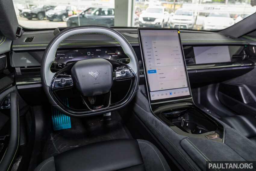 左驾版哪吒 Neta S 纯电动四门跑房本地首次亮相, 预计2025年首季开卖, 最快3.9秒破百, 续航里程最长达715公里 221730