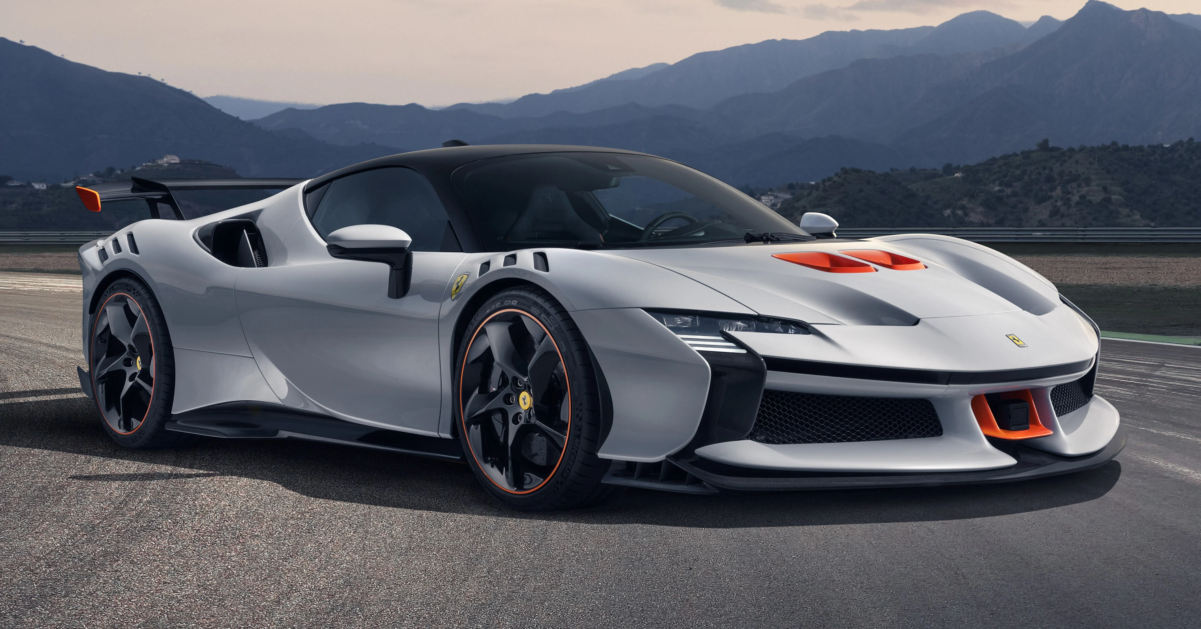 可合法上路的赛道跑车！Ferrari SF90 XX 硬顶敞篷双版齐发，限量1,398辆；极致轻量化，1,030 PS马力，2.3秒破百