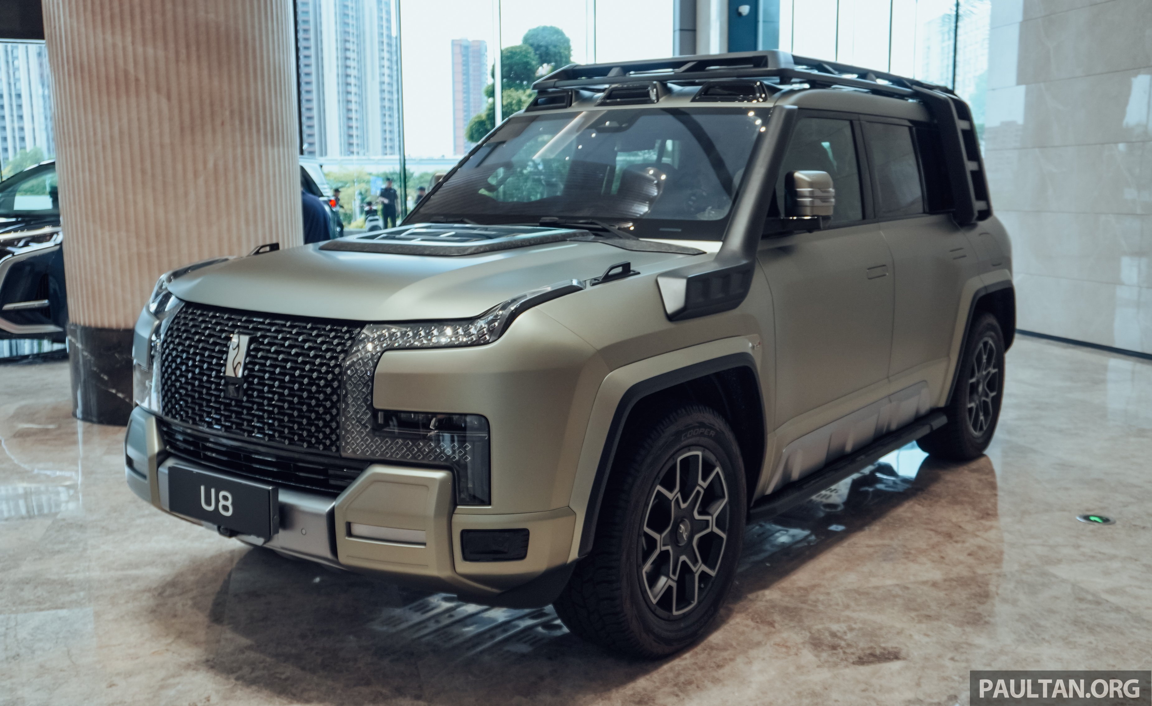 图集：仰望 Yangwang U8 实拍！比亚迪子品牌纯电动豪华SUV，1,304 PS/1,680 Nm 惊人动力！预售110万元人民币