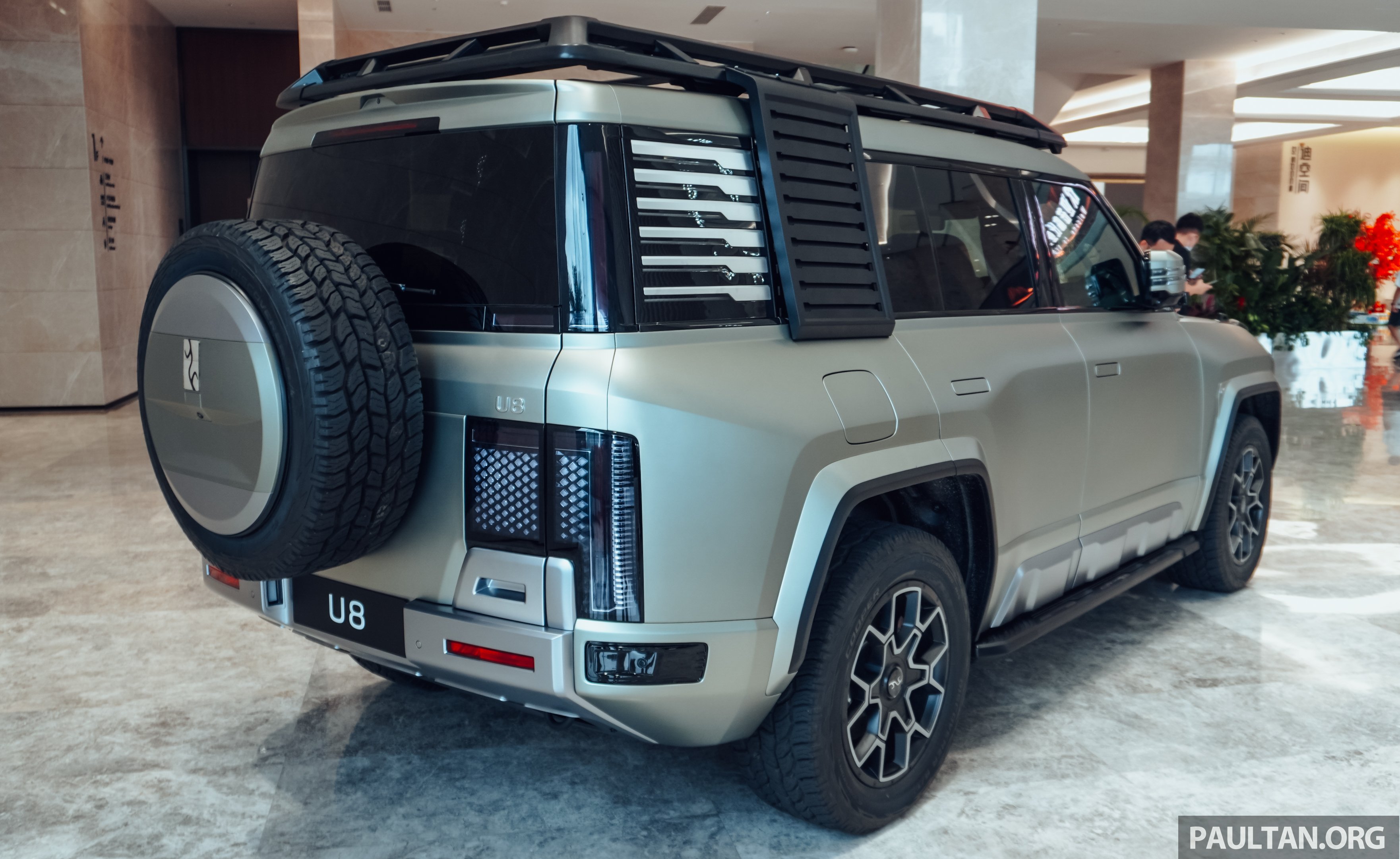 图集：仰望 Yangwang U8 实拍！比亚迪子品牌纯电动豪华SUV，1,304 PS/1,680 Nm 惊人动力！预售110万元人民币