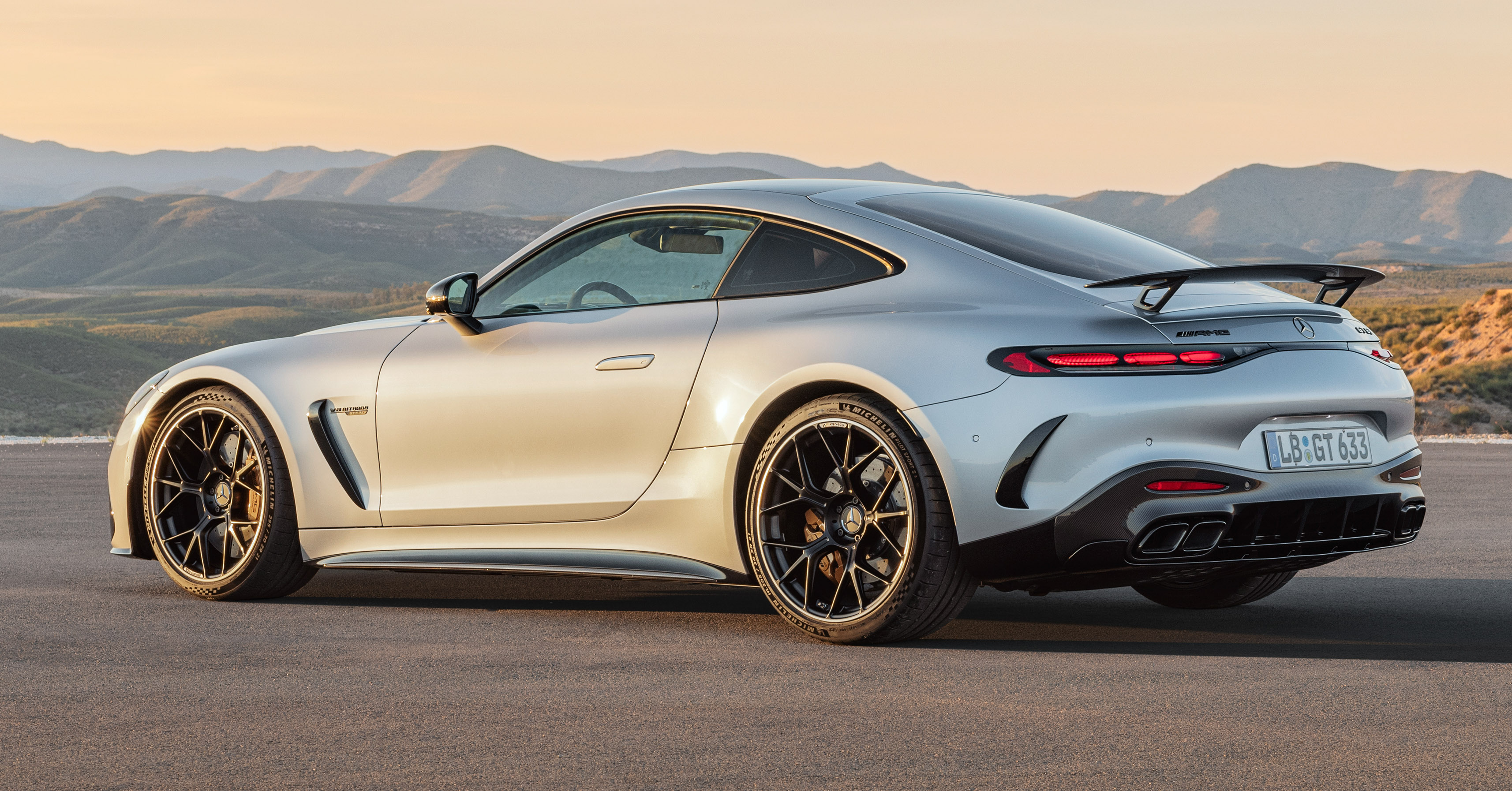 全新二代 Mercedes-AMG GT 登场！提供2+2座椅布局版本，搭4.0L V8双涡轮增压引擎，最大输出585 PS/800 Nm