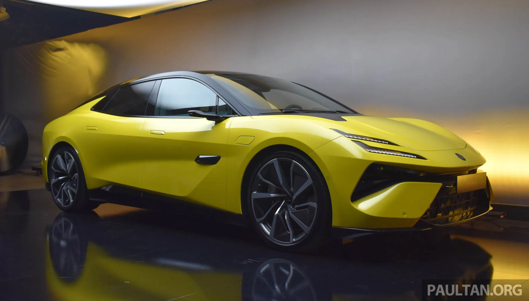定位 Hyper GT，四门电动跑房 Lotus Emeya 全球首发登场！可输出905 hp、985 Nm，2.78秒破百；600公里续航