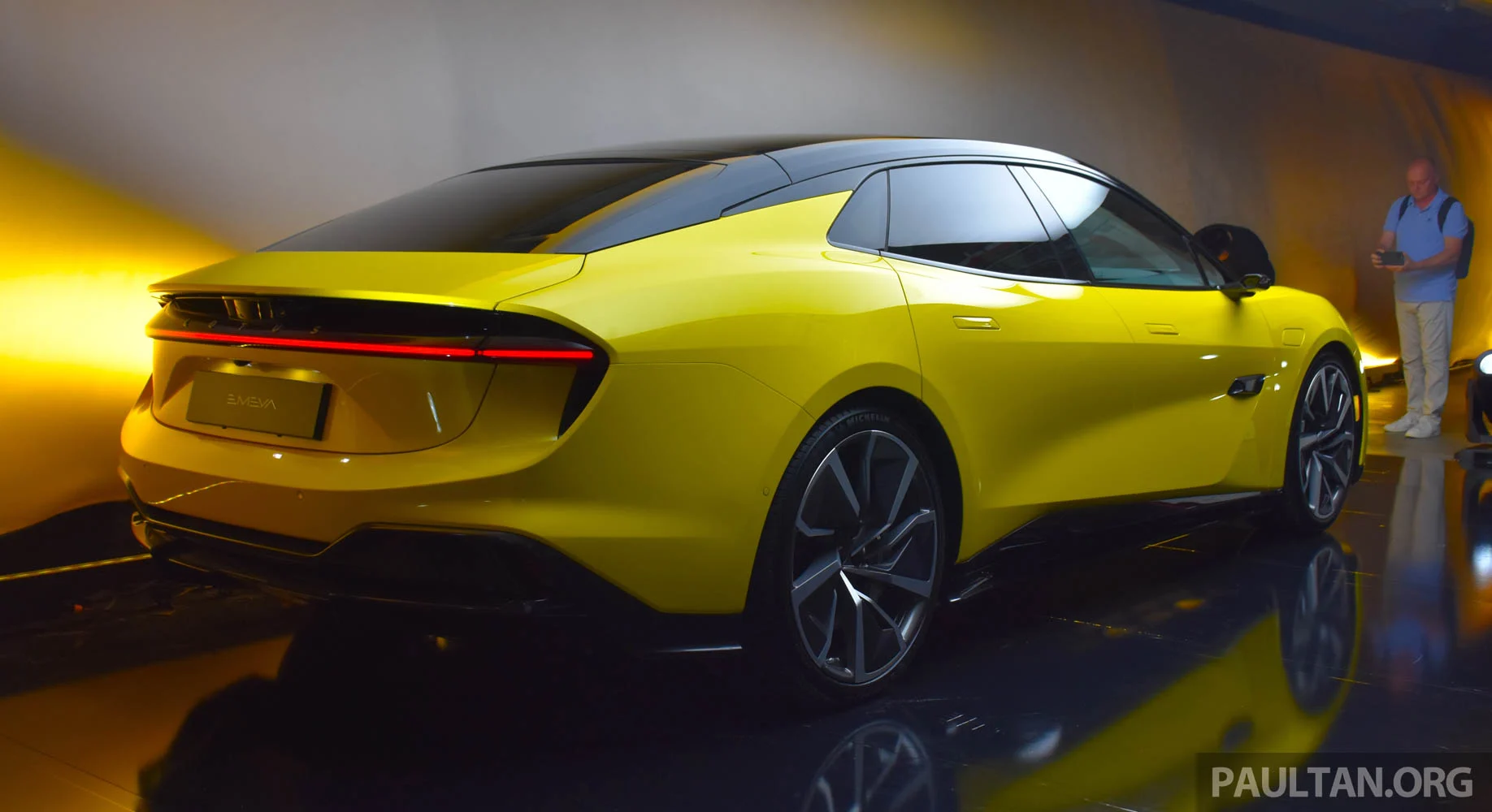 定位 Hyper GT，四门电动跑房 Lotus Emeya 全球首发登场！可输出905 hp、985 Nm，2.78秒破百；600公里续航