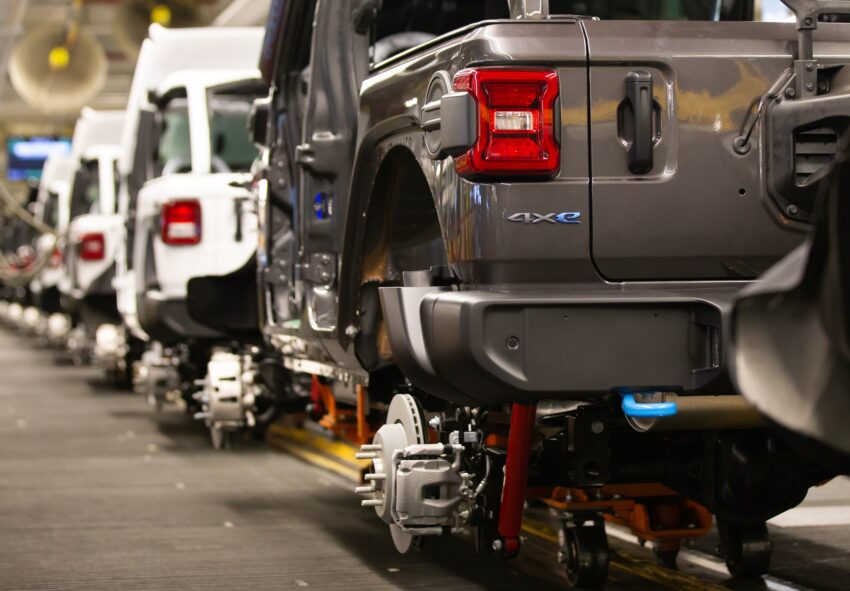 与 Ford, GM 及 Stellantis 谈不拢, 美国汽车业工人大罢工 233329