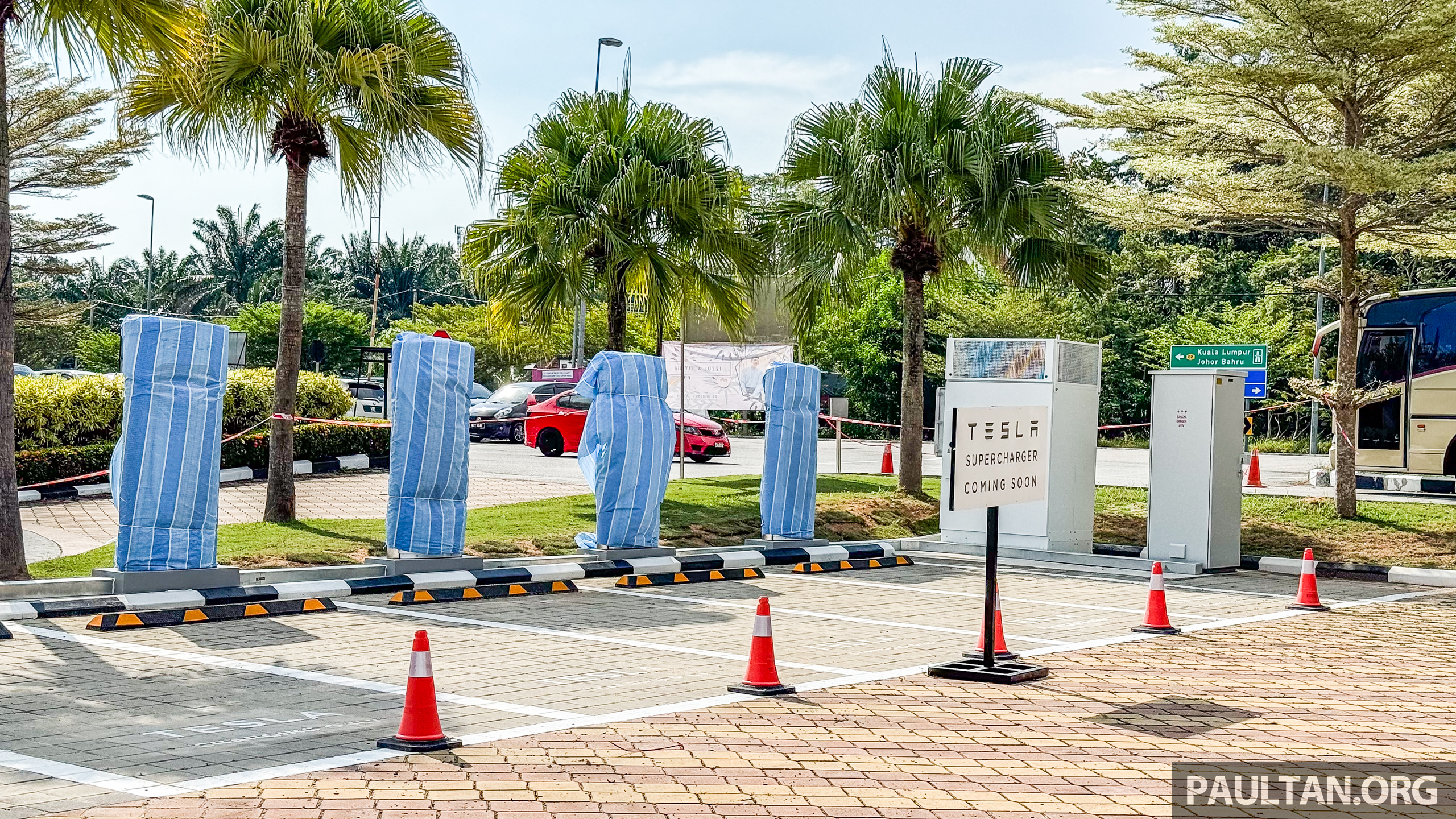 Tesla 超级充电站于甲州 Freeport A’Famosa Outlet 落成