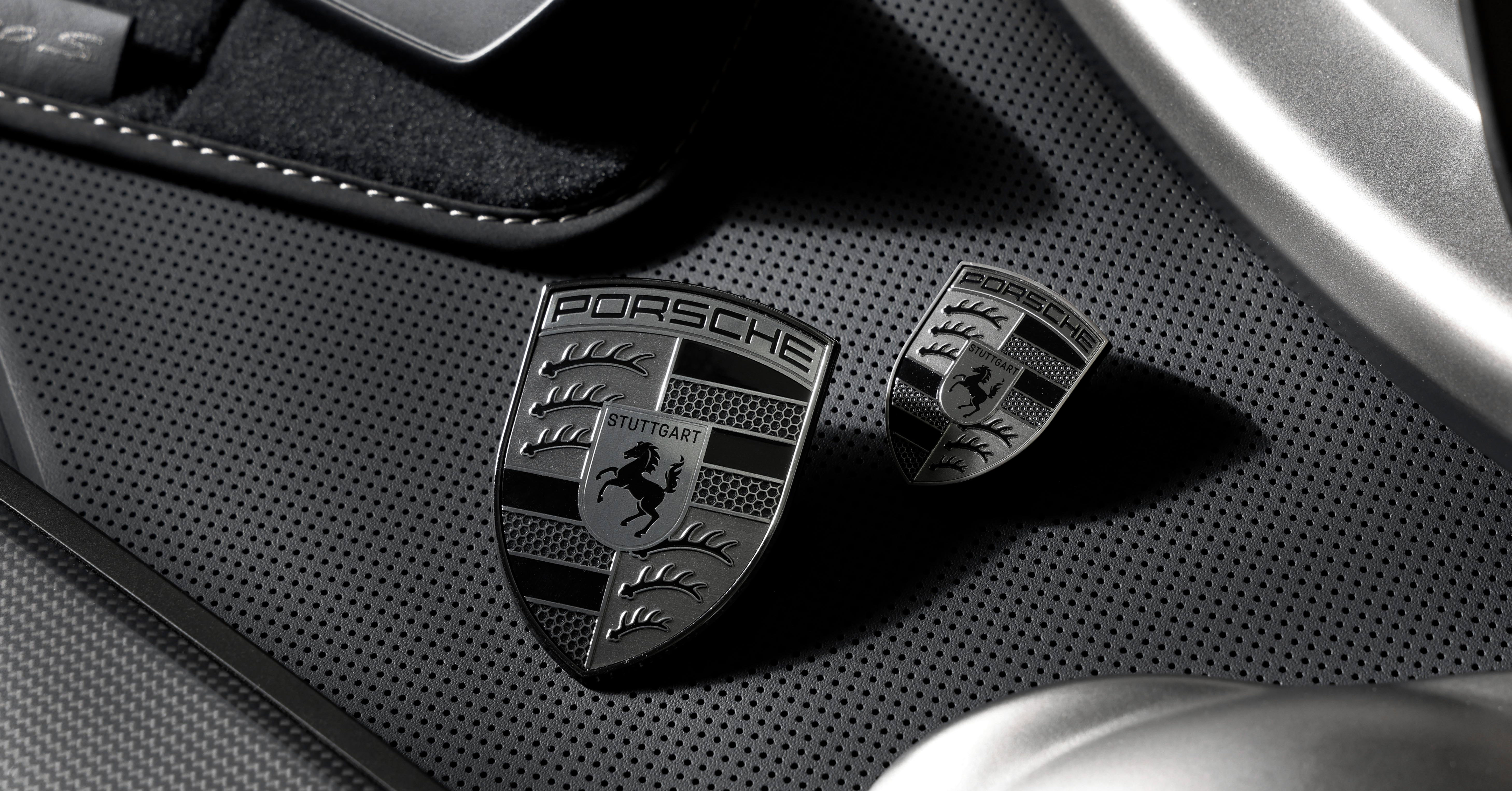 保时捷旗下所有 Turbo 车型未来将采用全新 Turbonite 灰色调专属厂标！全新一代 Porsche Panamera 将引领首搭