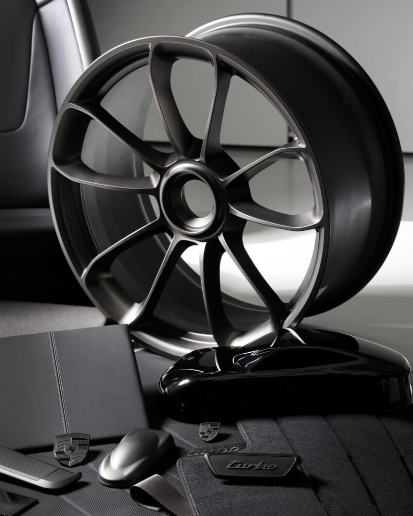 保时捷旗下所有 Turbo 车型未来将采用全新 Turbonite 灰色调专属厂标！全新一代 Porsche Panamera 将引领首搭 239965