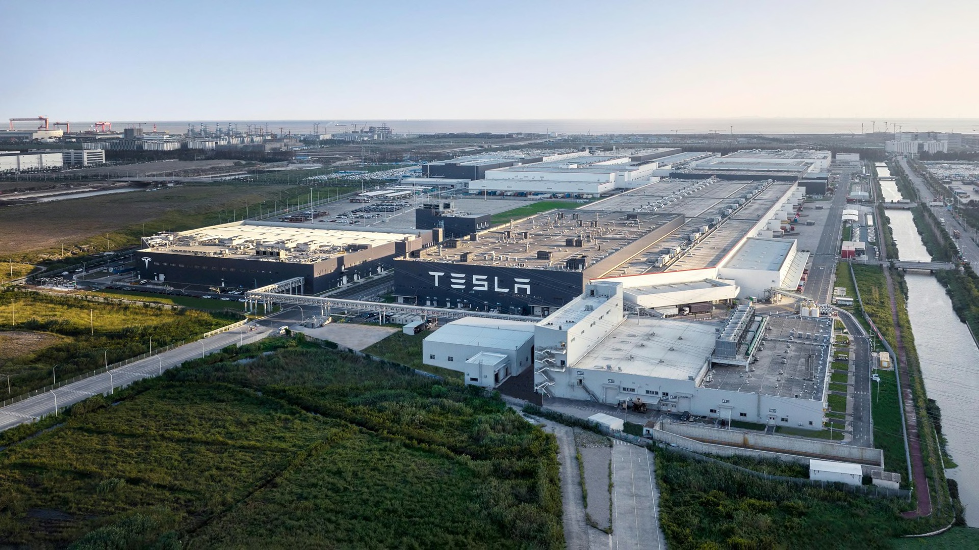 Tesla 计划在2025上半年发表全新入门级车型；Robotaxi 择定于今年10月10日发布；墨西哥超级工厂建设暂搁置