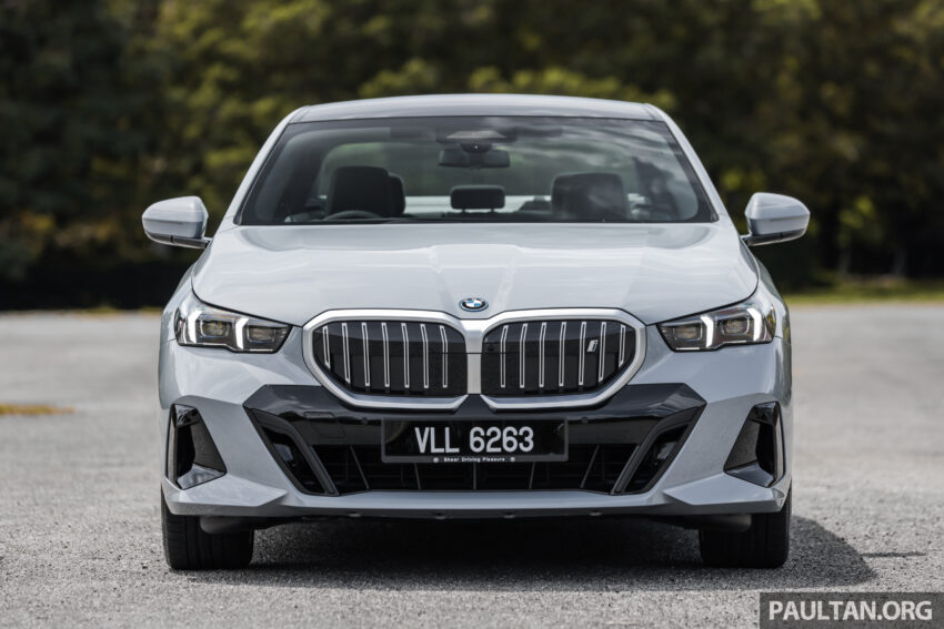新车实拍: 2024 BMW i5 eDrive40, 单一等级售价42万, 6秒整破百, 极速193km/h, 续航里程582公里, 34分钟充电80% 242458