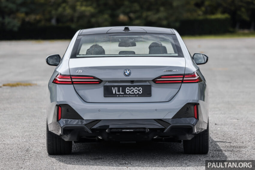 新车实拍: 2024 BMW i5 eDrive40, 单一等级售价42万, 6秒整破百, 极速193km/h, 续航里程582公里, 34分钟充电80% 242459