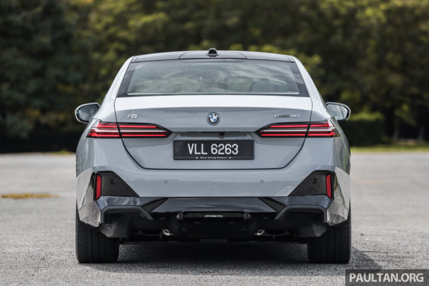 新车实拍: 2024 BMW i5 eDrive40, 单一等级售价42万, 6秒整破百, 极速193km/h, 续航里程582公里, 34分钟充电80% 242460