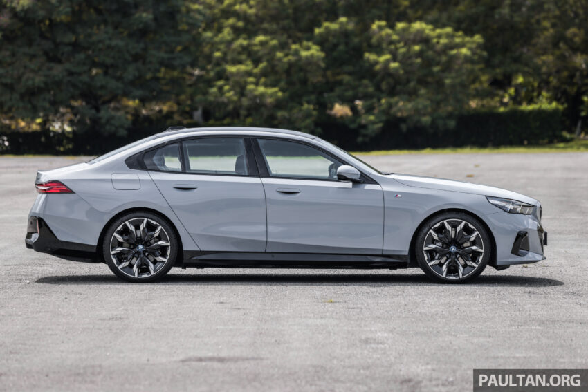 新车实拍: 2024 BMW i5 eDrive40, 单一等级售价42万, 6秒整破百, 极速193km/h, 续航里程582公里, 34分钟充电80% 242461