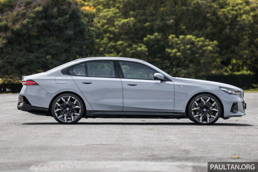 新车实拍: 2024 BMW i5 eDrive40, 单一等级售价42万, 6秒整破百, 极速193km/h, 续航里程582公里, 34分钟充电80% 242462
