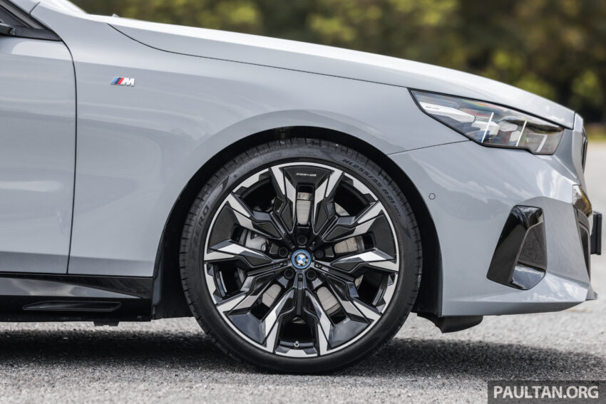 新车实拍: 2024 BMW i5 eDrive40, 单一等级售价42万, 6秒整破百, 极速193km/h, 续航里程582公里, 34分钟充电80% 242470