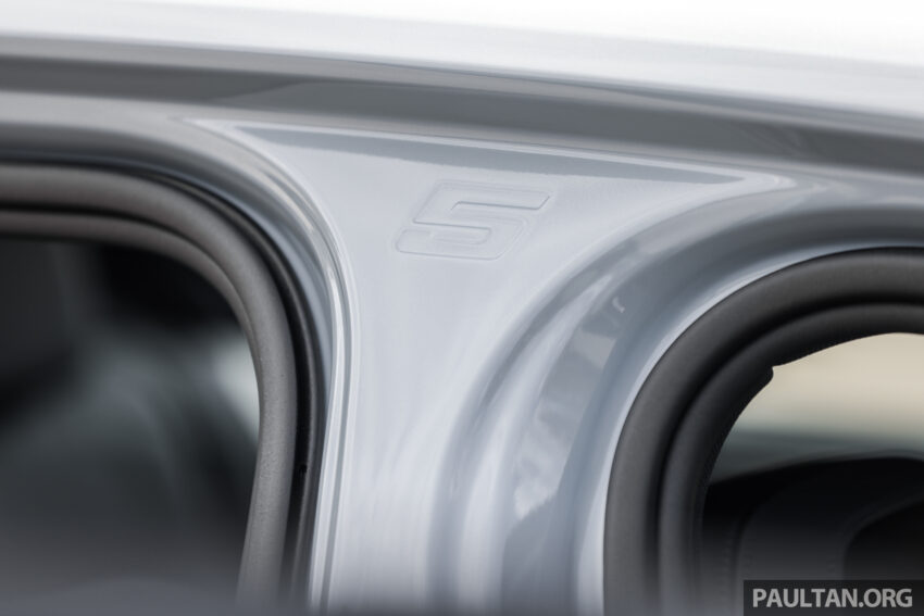 新车实拍: 2024 BMW i5 eDrive40, 单一等级售价42万, 6秒整破百, 极速193km/h, 续航里程582公里, 34分钟充电80% 242478