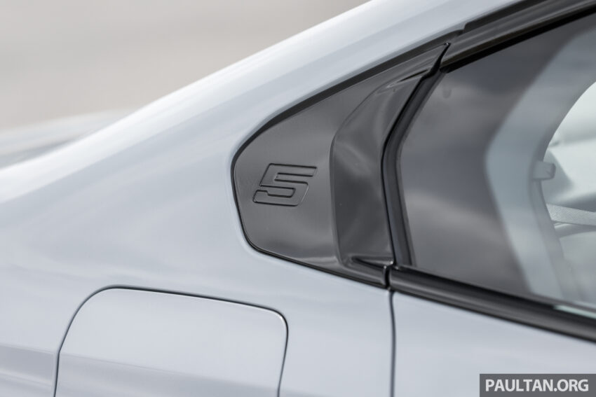 新车实拍: 2024 BMW i5 eDrive40, 单一等级售价42万, 6秒整破百, 极速193km/h, 续航里程582公里, 34分钟充电80% 242479