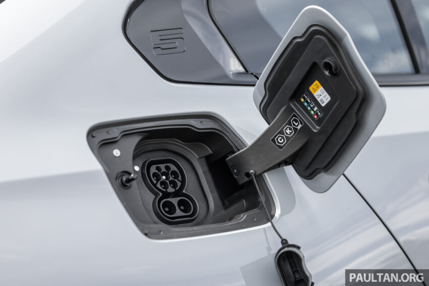 新车实拍: 2024 BMW i5 eDrive40, 单一等级售价42万, 6秒整破百, 极速193km/h, 续航里程582公里, 34分钟充电80% 242480