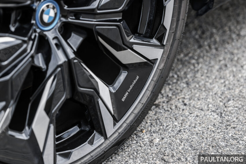 新车实拍: 2024 BMW i5 eDrive40, 单一等级售价42万, 6秒整破百, 极速193km/h, 续航里程582公里, 34分钟充电80% 242481