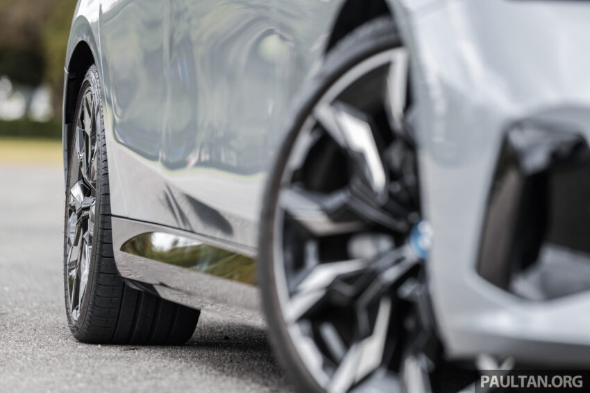 新车实拍: 2024 BMW i5 eDrive40, 单一等级售价42万, 6秒整破百, 极速193km/h, 续航里程582公里, 34分钟充电80% 242482