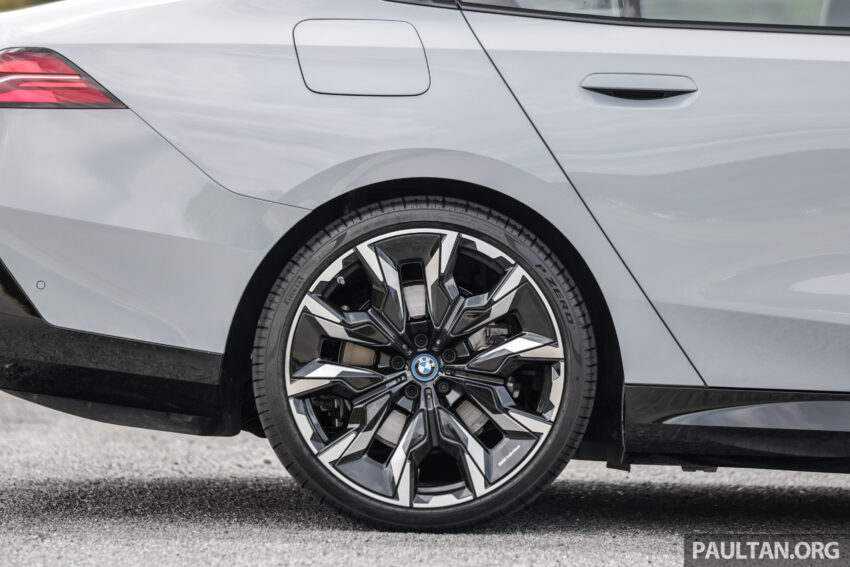 新车实拍: 2024 BMW i5 eDrive40, 单一等级售价42万, 6秒整破百, 极速193km/h, 续航里程582公里, 34分钟充电80% 242484