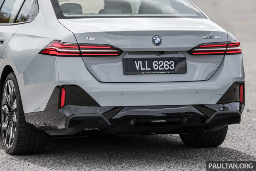新车实拍: 2024 BMW i5 eDrive40, 单一等级售价42万, 6秒整破百, 极速193km/h, 续航里程582公里, 34分钟充电80% 242485